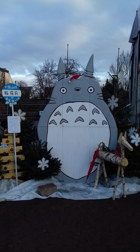 Décor Totoro avec un ruban rouge