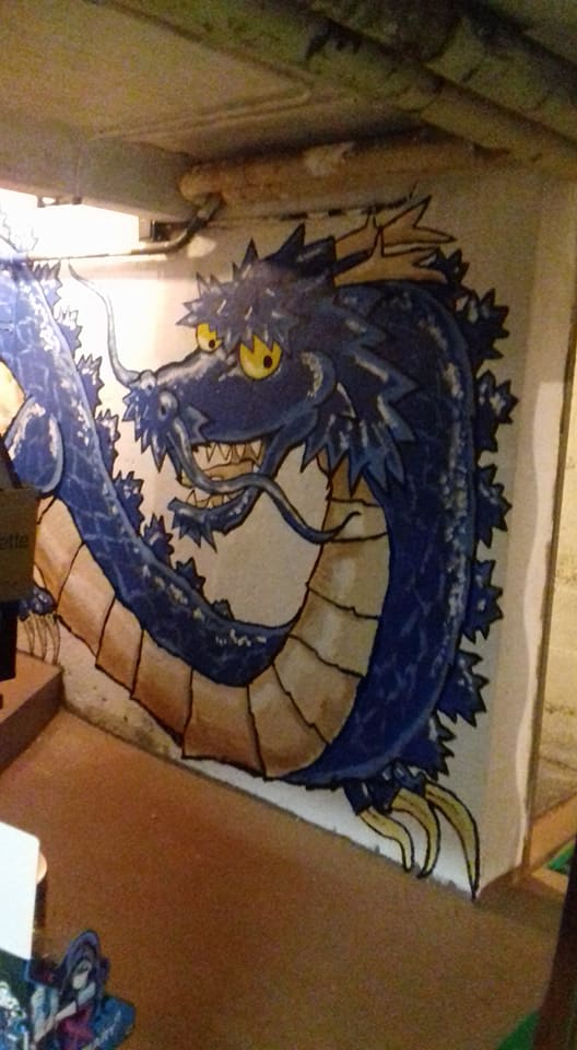 décor dragon dans l'escalier du Camphrier/Escapade (tête)