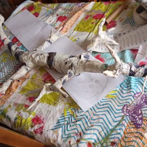 Fabrication Tatchan : emballage dans du papier journal Fabrication Tatchan : emballage dans du papier journal