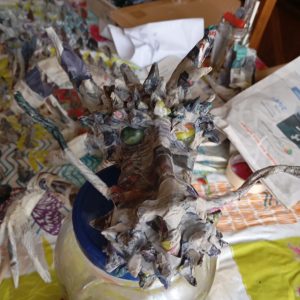 Fabrication Tatchan : recouverte du corps en papier mâché et ajout de billes pour les yeux Fabrication Tatchan : recouverte du corps en papier mâché et ajout de billes pour les yeux