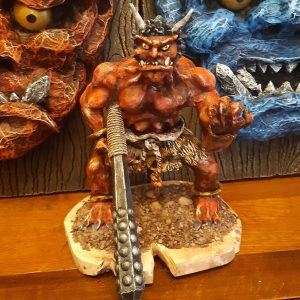 Les deux masques de oni avec la figurine oni